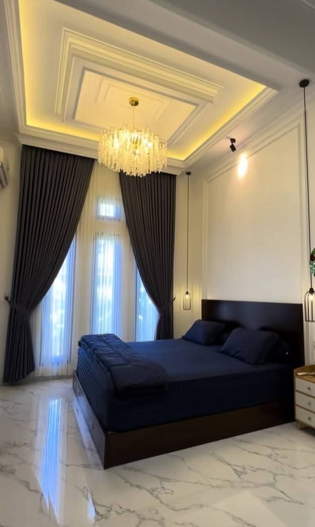 Proyek interior design ruang tamu mewah dengan gorden elegan dan furnitur premium Mulya Decoration